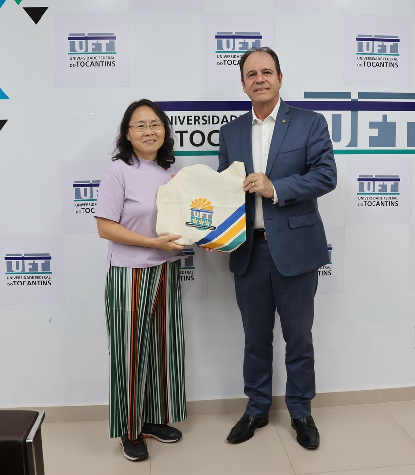 Diretora do Instituto Confúcio, Jianzhen QIAO e o reitor da UFT, Lu´ís Eduardo Bovolato (Foto: Ádila Lima/Relinter/Divulgação)